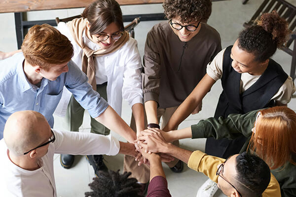 Team beim gemeinschaftlichen Handschlag